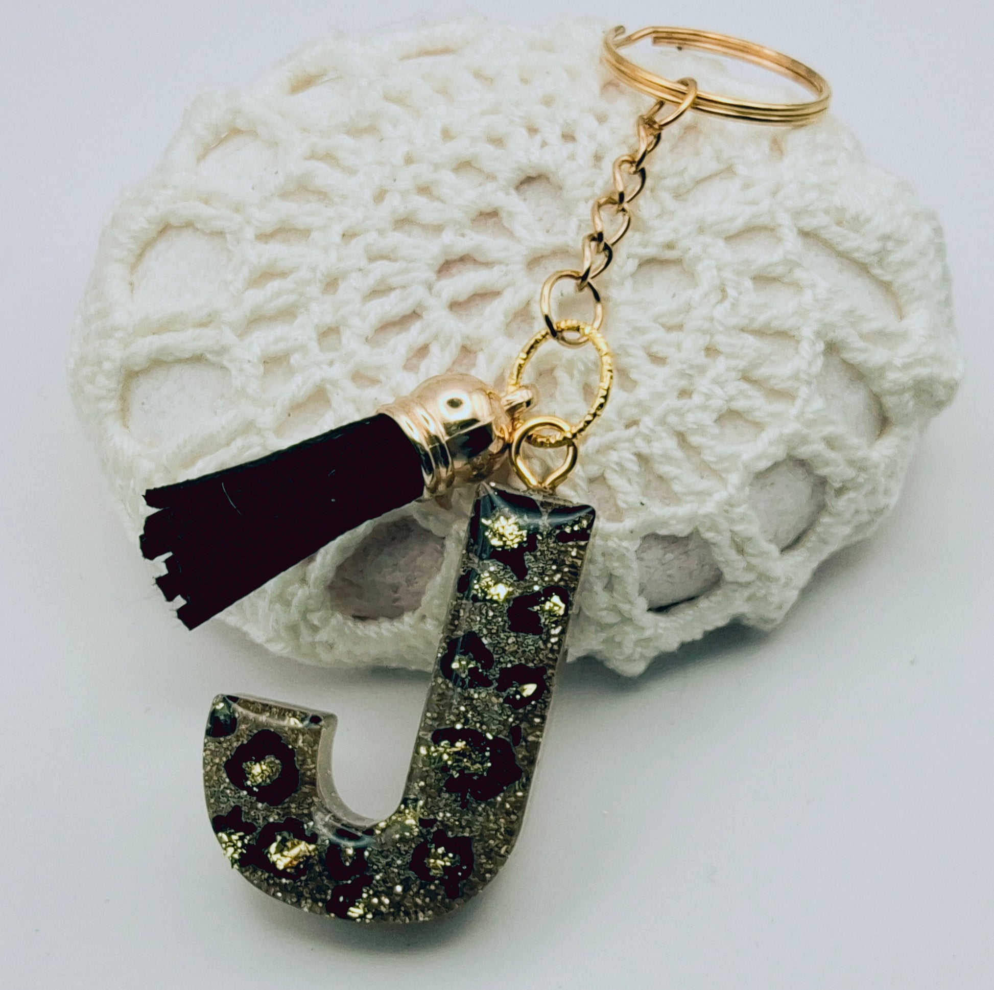 Porte-clés Lettre J en résine époxy. Motif léopard et feuille d'or - PRETTY RESINE