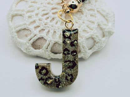 Porte-clés Lettre J en résine époxy. Motif léopard et feuille d'or - PRETTY RESINE