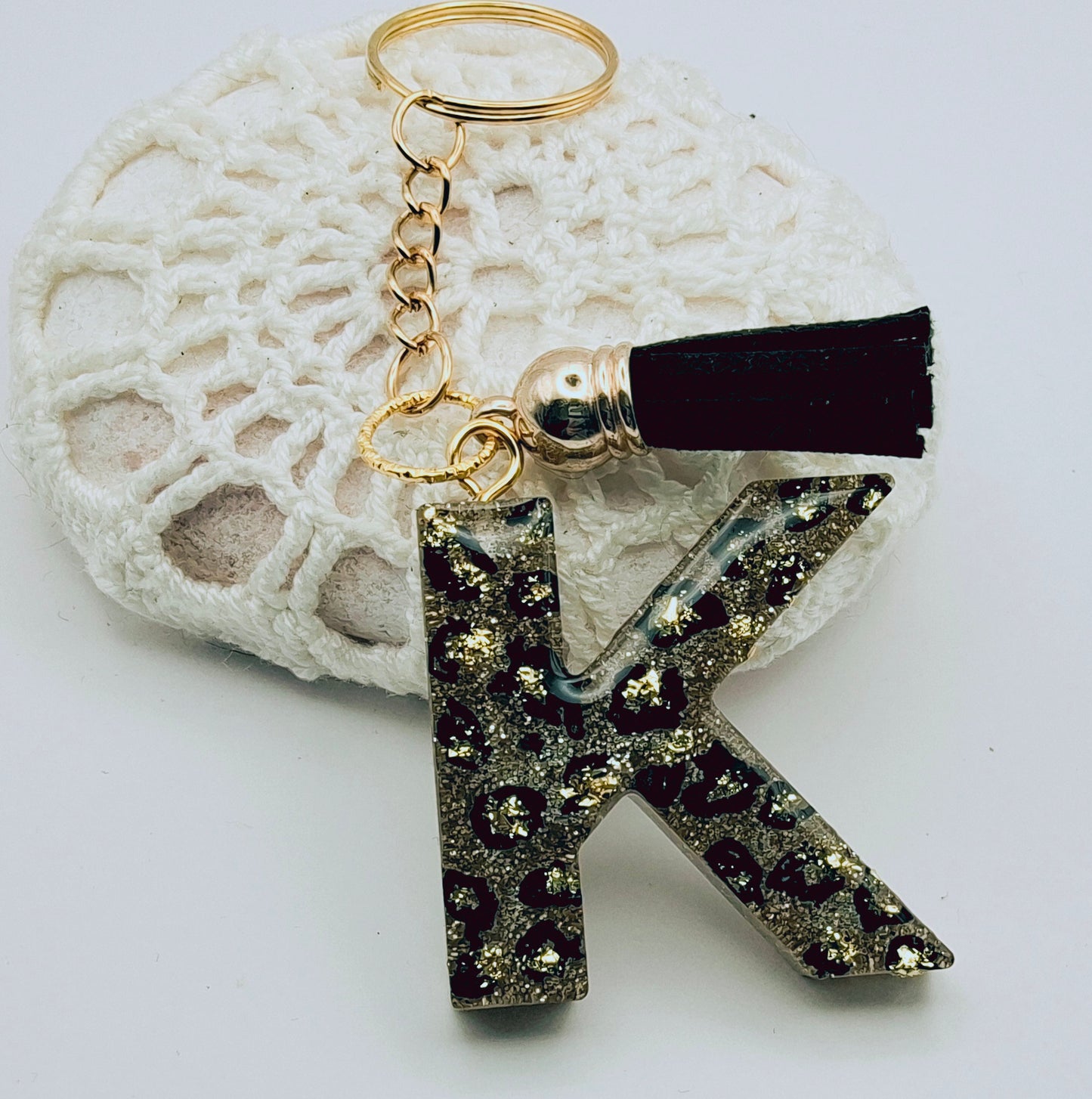Porte-clés Lettre K en résine époxy. Motif léopard et feuille d'or - PRETTY RESINE