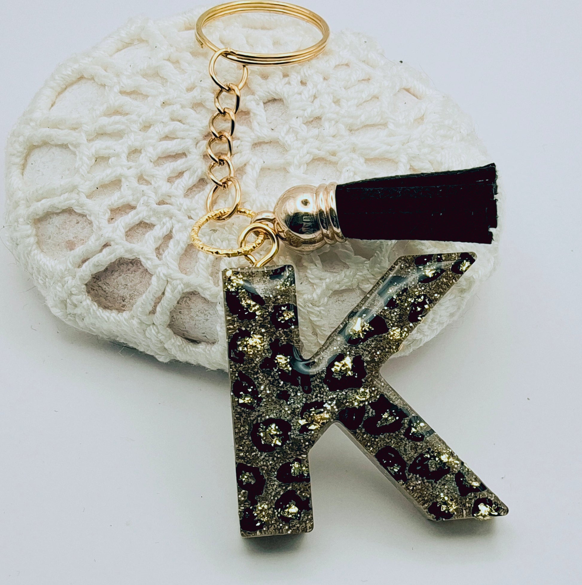 Porte-clés Lettre K en résine époxy. Motif léopard et feuille d'or - PRETTY RESINE