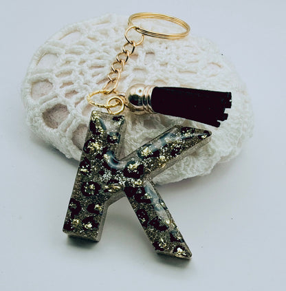Porte-clés Lettre K en résine époxy. Motif léopard et feuille d'or - PRETTY RESINE