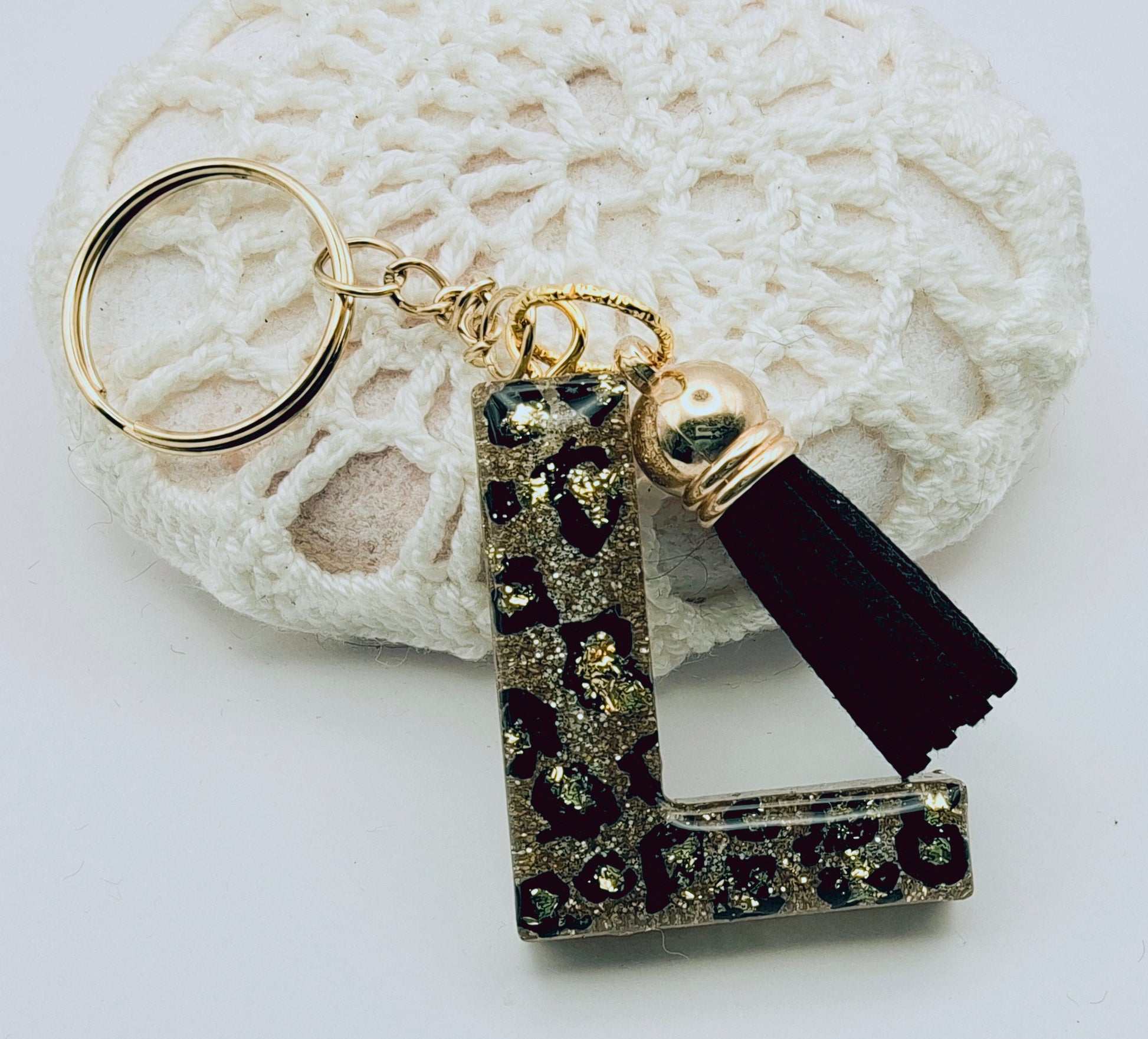 Porte-clés Lettre L en résine époxy. Motif léopard et feuille d'or - PRETTY RESINE