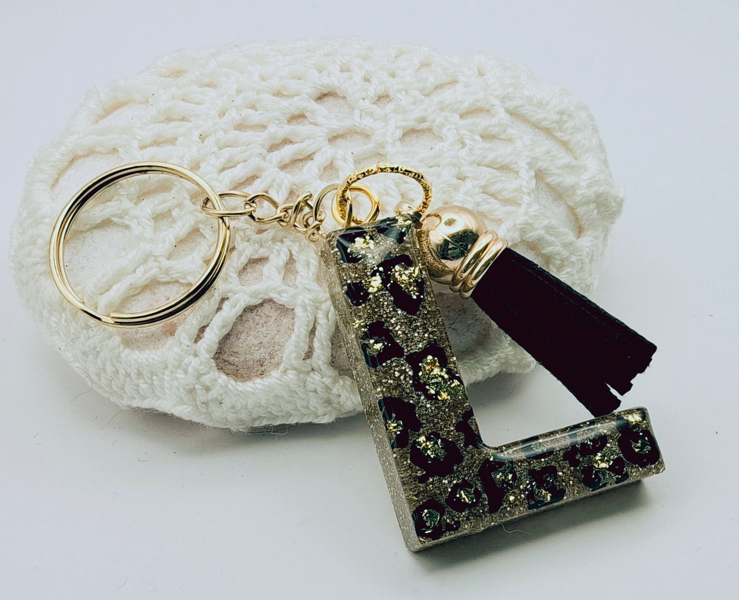 Porte-clés Lettre L en résine époxy. Motif léopard et feuille d'or - PRETTY RESINE