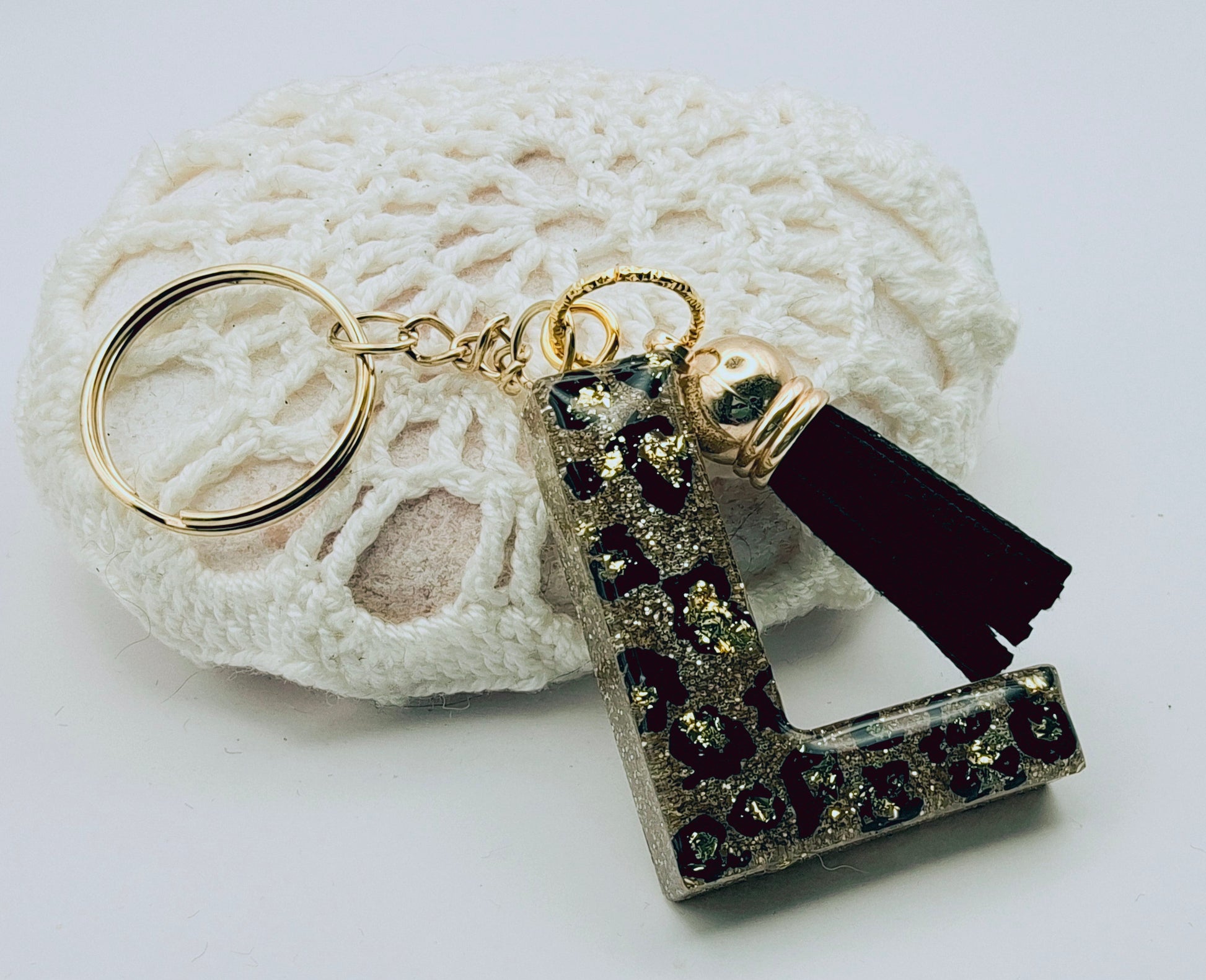 Porte-clés Lettre L en résine époxy. Motif léopard et feuille d'or - PRETTY RESINE