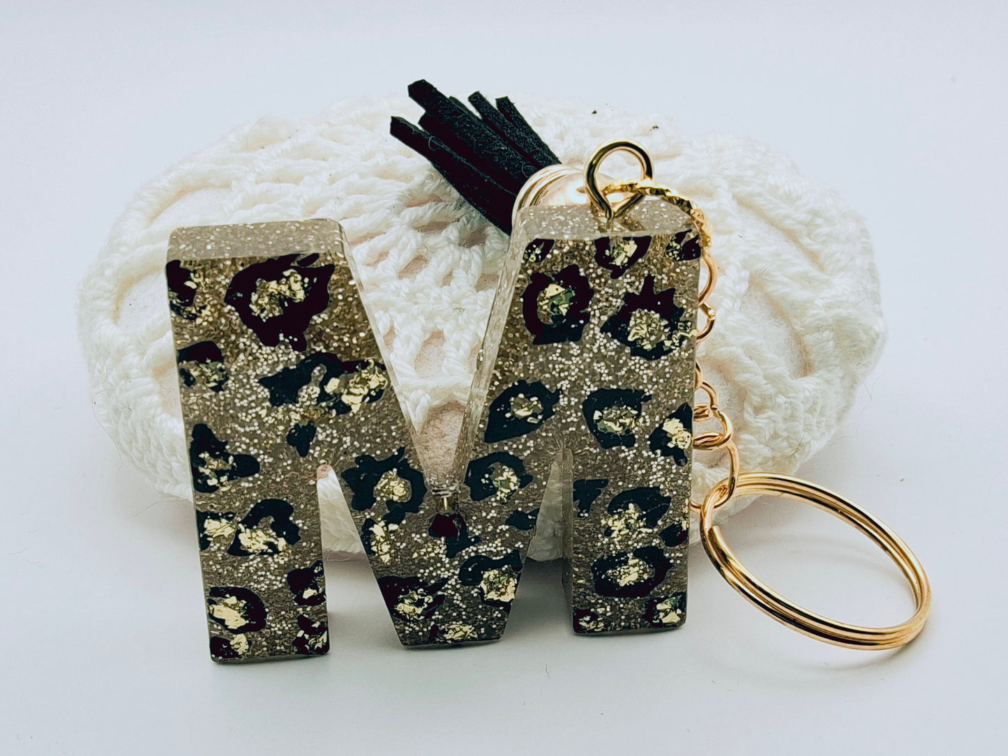 Porte-clés Lettre M en résine époxy. Motif léopard et feuille d'or - PRETTY RESINE