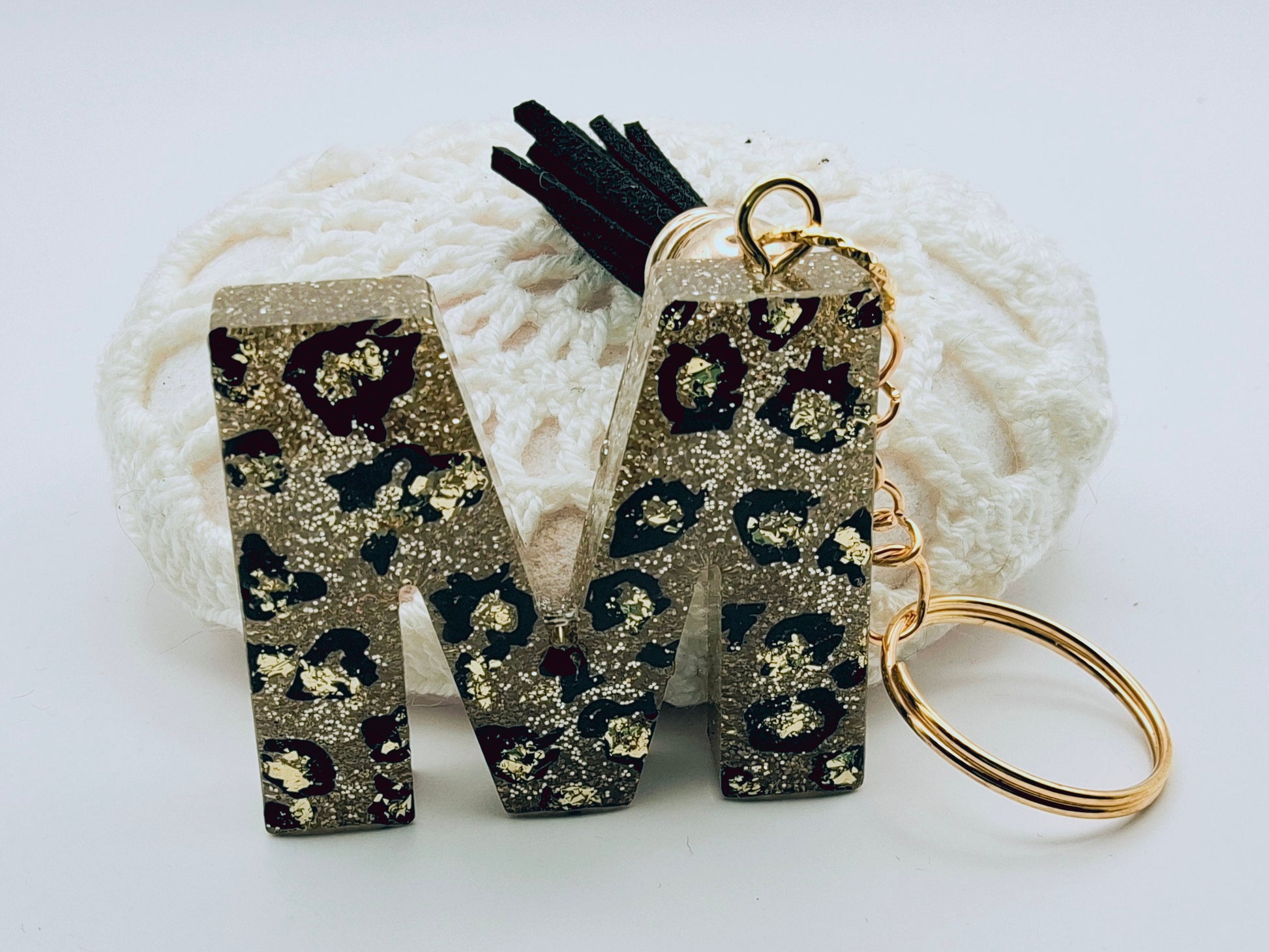Porte-clés Lettre M en résine époxy. Motif léopard et feuille d'or - PRETTY RESINE