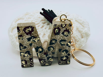 Porte-clés Lettre M en résine époxy. Motif léopard et feuille d'or - PRETTY RESINE