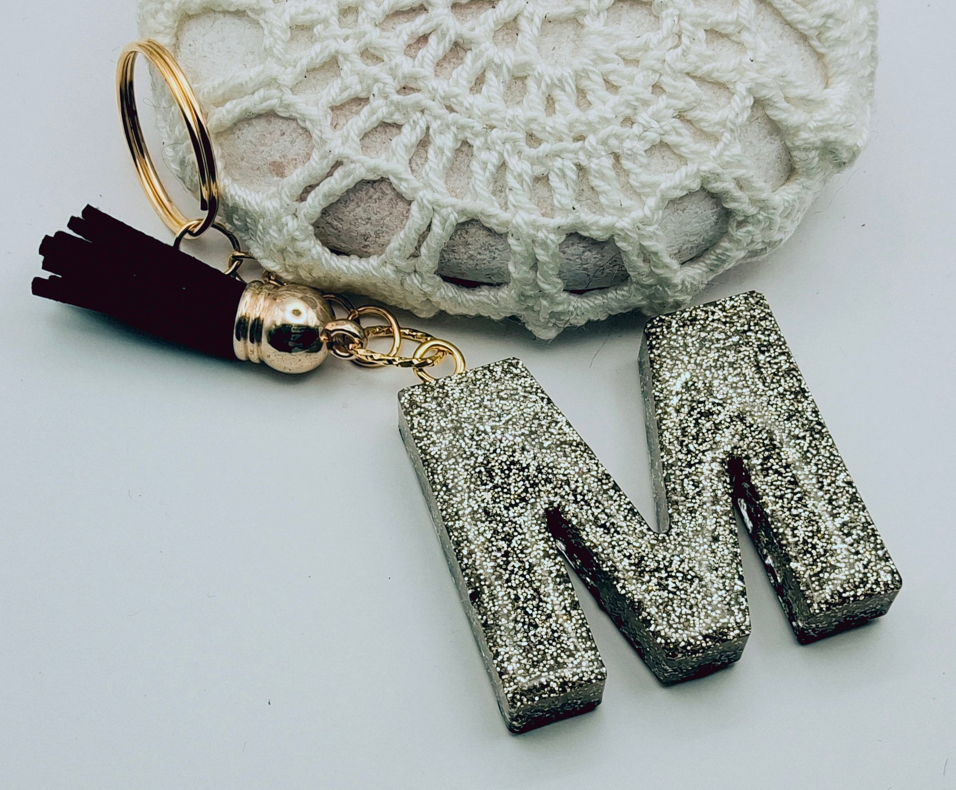 Porte-clés Lettre M en résine époxy. Motif léopard et feuille d'or. Envers - PRETTY RESINE