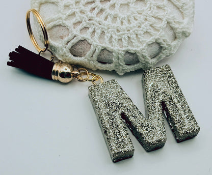 Porte-clés Lettre M en résine époxy. Motif léopard et feuille d'or. Envers - PRETTY RESINE