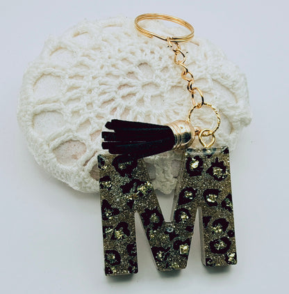 Porte-clés Lettre M en résine époxy. Motif léopard et feuille d'or - PRETTY RESINE