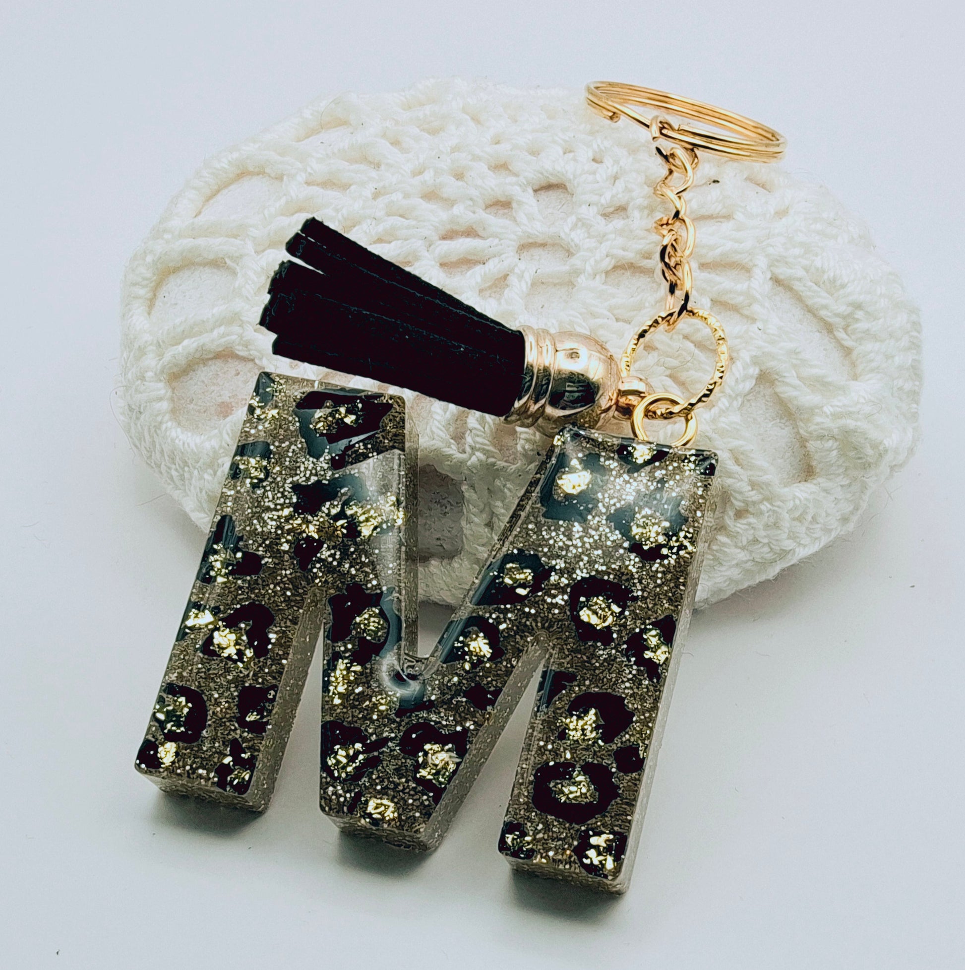 Porte-clés Lettre M en résine époxy. Motif léopard et feuille d'or - PRETTY RESINE