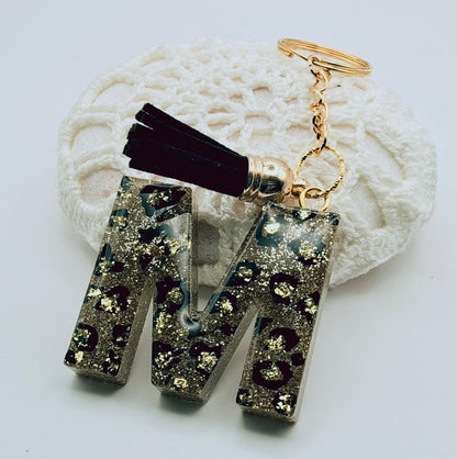 Porte-clés Lettre M en résine époxy. Motif léopard et feuille d'or - PRETTY RESINE