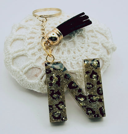 Porte-clés Lettre N en résine époxy. Motif léopard et feuille d'or - PRETTY RESINE