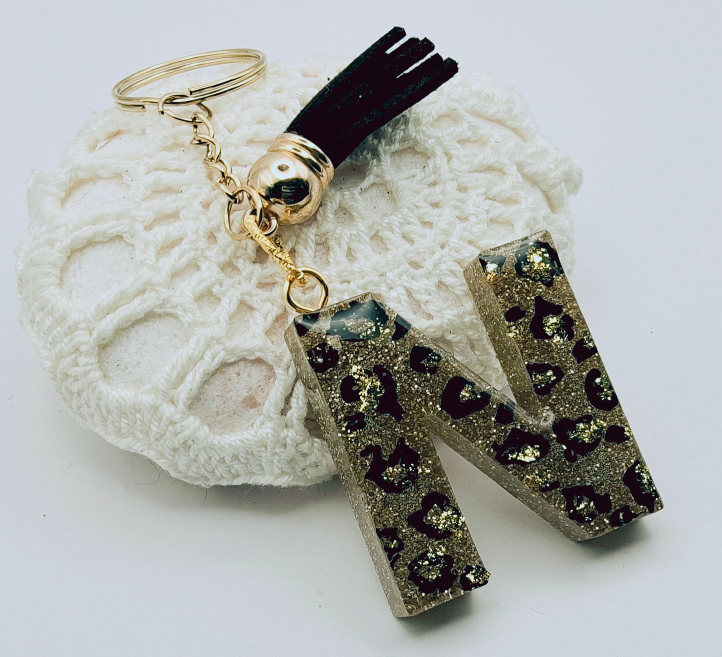 Porte-clés Lettre N en résine époxy. Motif léopard et feuille d'or - PRETTY RESINE