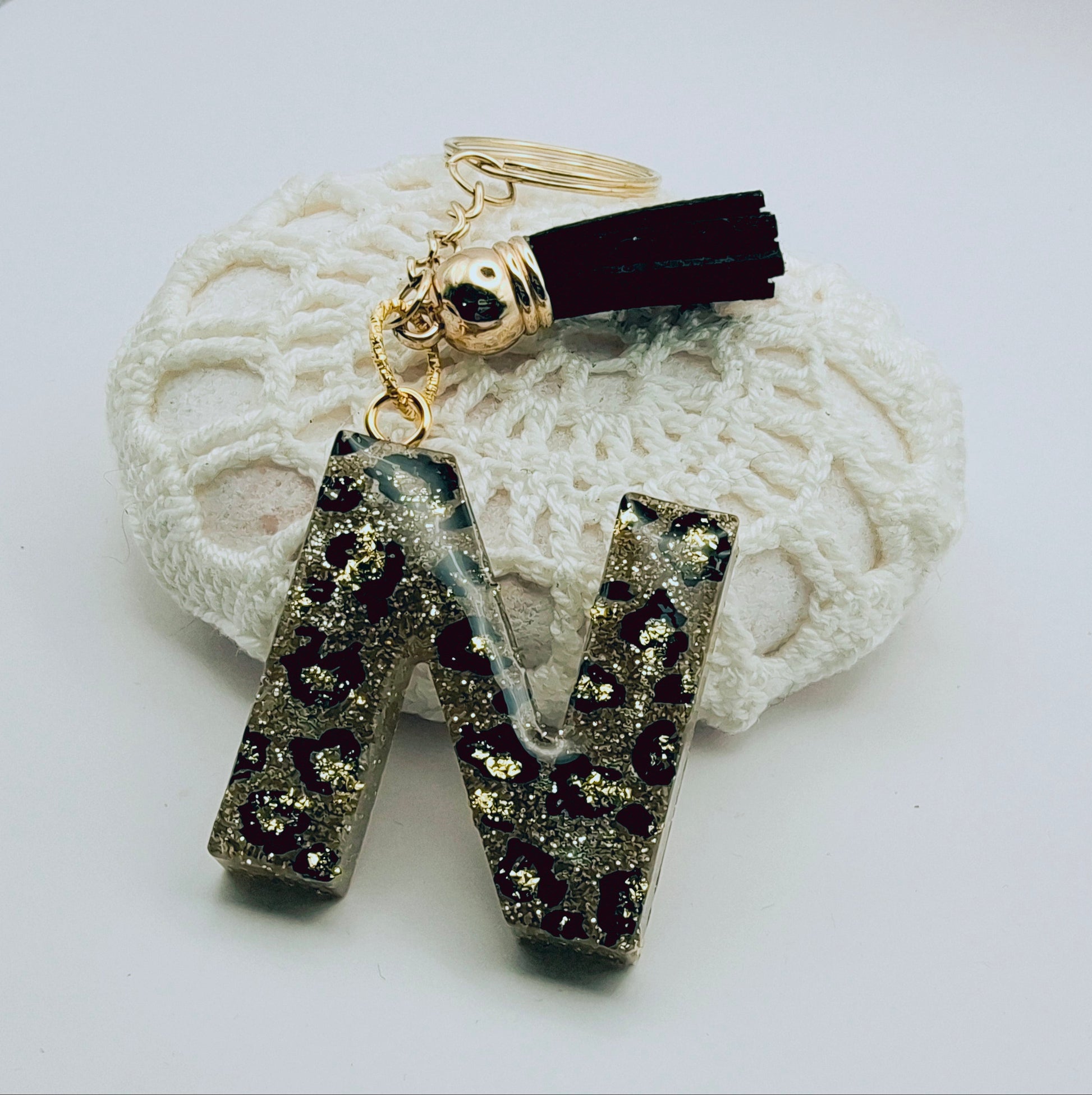 Porte-clés Lettre N en résine époxy. Motif léopard et feuille d'or - PRETTY RESINE