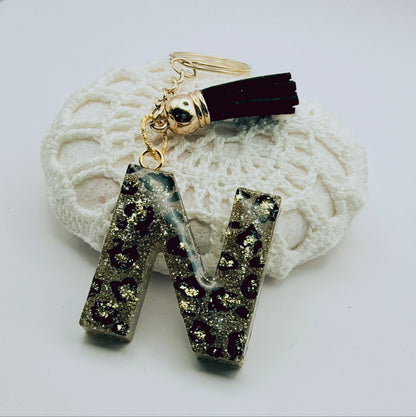 Porte-clés Lettre N en résine époxy. Motif léopard et feuille d'or - PRETTY RESINE