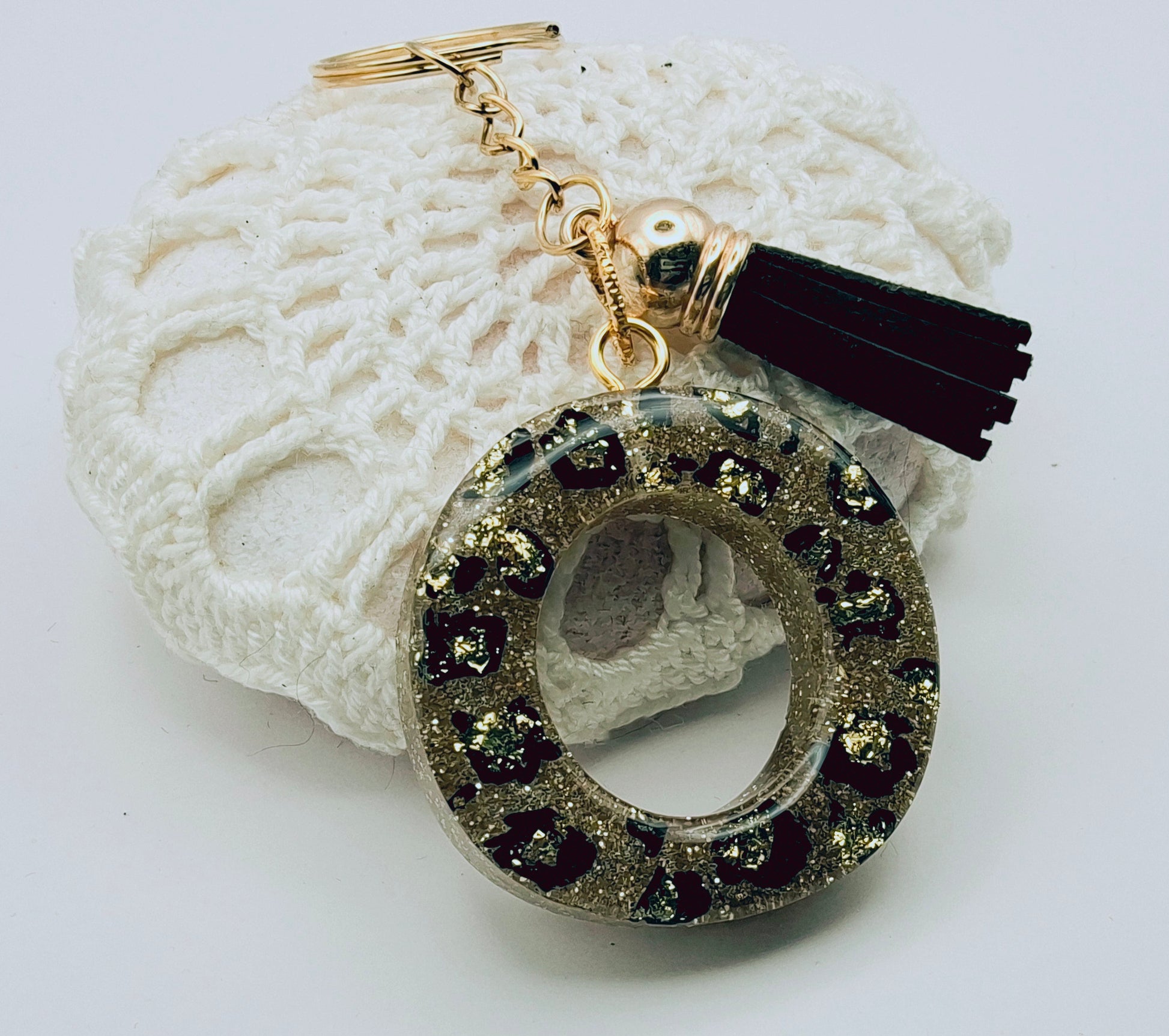 Porte-clés Lettre O en résine époxy. Motif léopard et feuille d'or - PRETTY RESINE