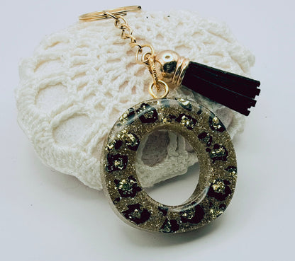 Porte-clés Lettre O en résine époxy. Motif léopard et feuille d'or - PRETTY RESINE