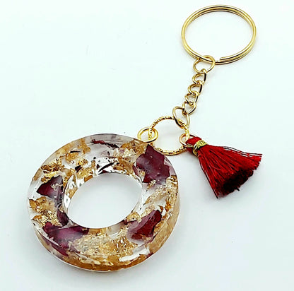 Porte-clés "Lettre O" en résine époxy, pétales de roses et feuille d'or. Pompon gland rouge, anneau doré