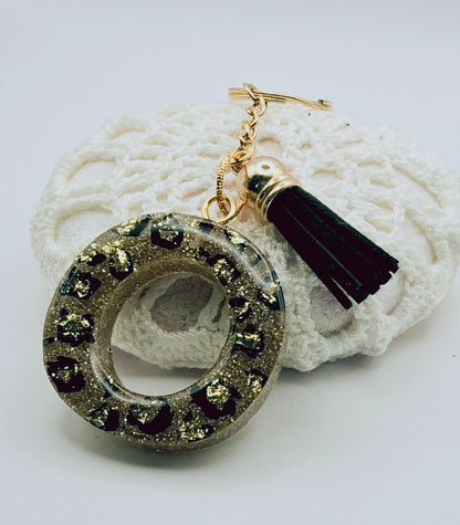 Porte-clés Lettre O en résine époxy. Motif léopard et feuille d'or - PRETTY RESINE
