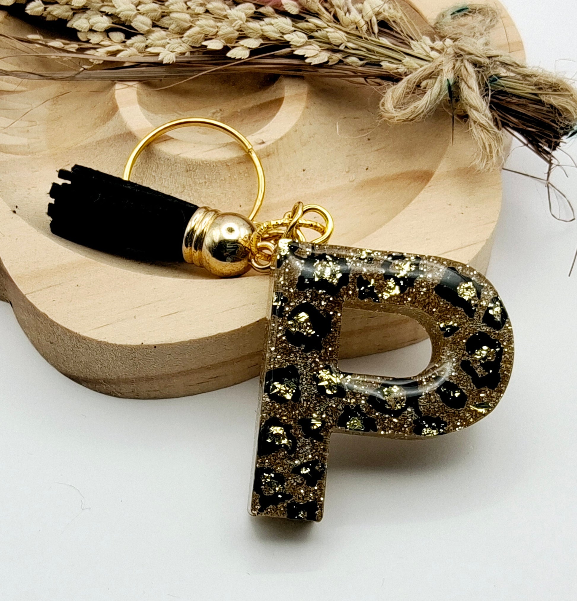 Porte-clés Lettre P en résine époxy. Motif léopard et feuille d'or - PRETTY RESINE