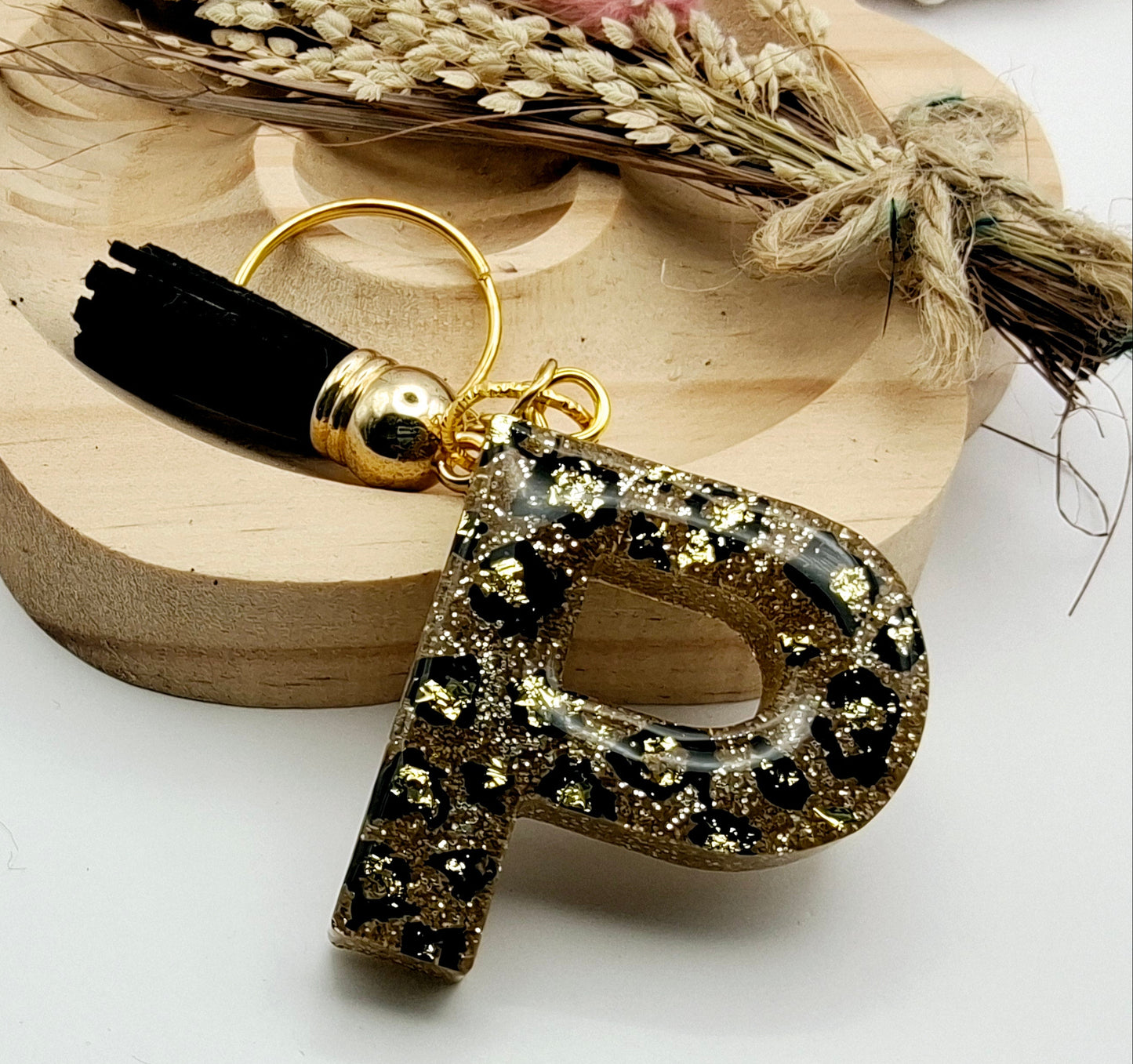 Porte-clés Lettre P en résine époxy. Motif léopard et feuille d'or - PRETTY RESINE