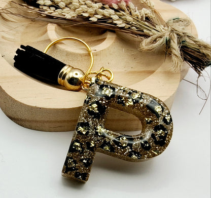 Porte-clés Lettre P en résine époxy. Motif léopard et feuille d'or - PRETTY RESINE