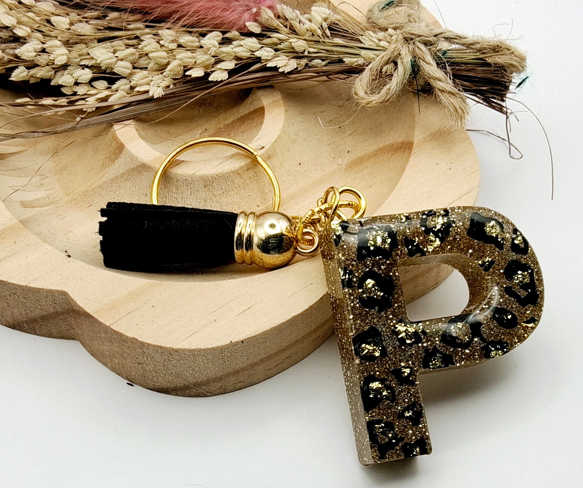 Porte-clés Lettre P en résine époxy. Motif léopard et feuille d'or - PRETTY RESINE