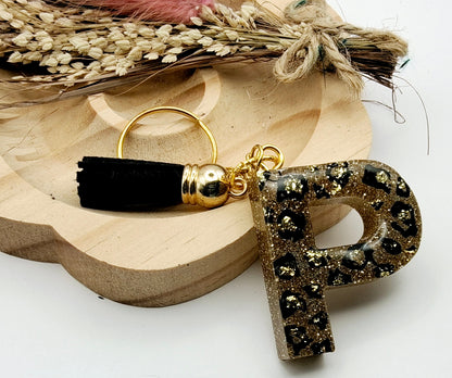 Porte-clés Lettre P en résine époxy. Motif léopard et feuille d'or - PRETTY RESINE