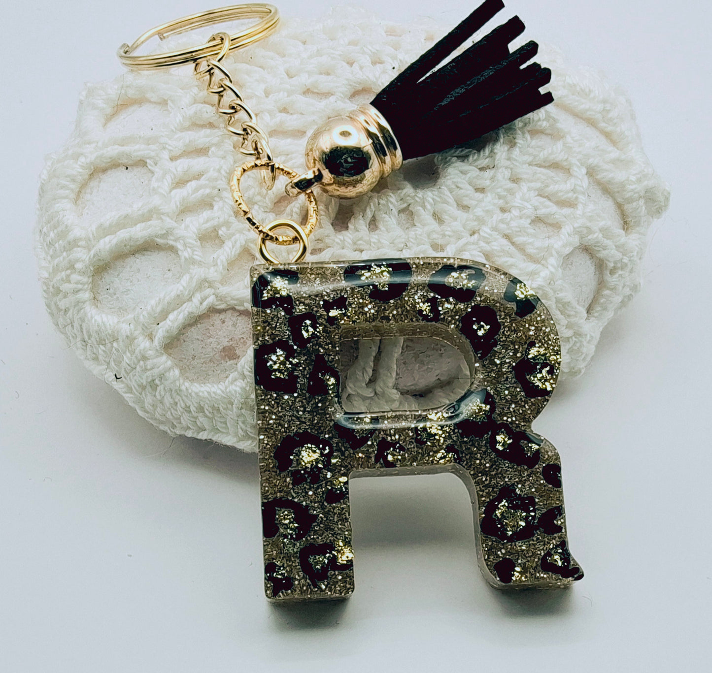 Porte-clés Lettre R en résine époxy. Motif léopard et feuille d'or - PRETTY RESINE