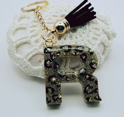 Porte-clés Lettre R en résine époxy. Motif léopard et feuille d'or - PRETTY RESINE