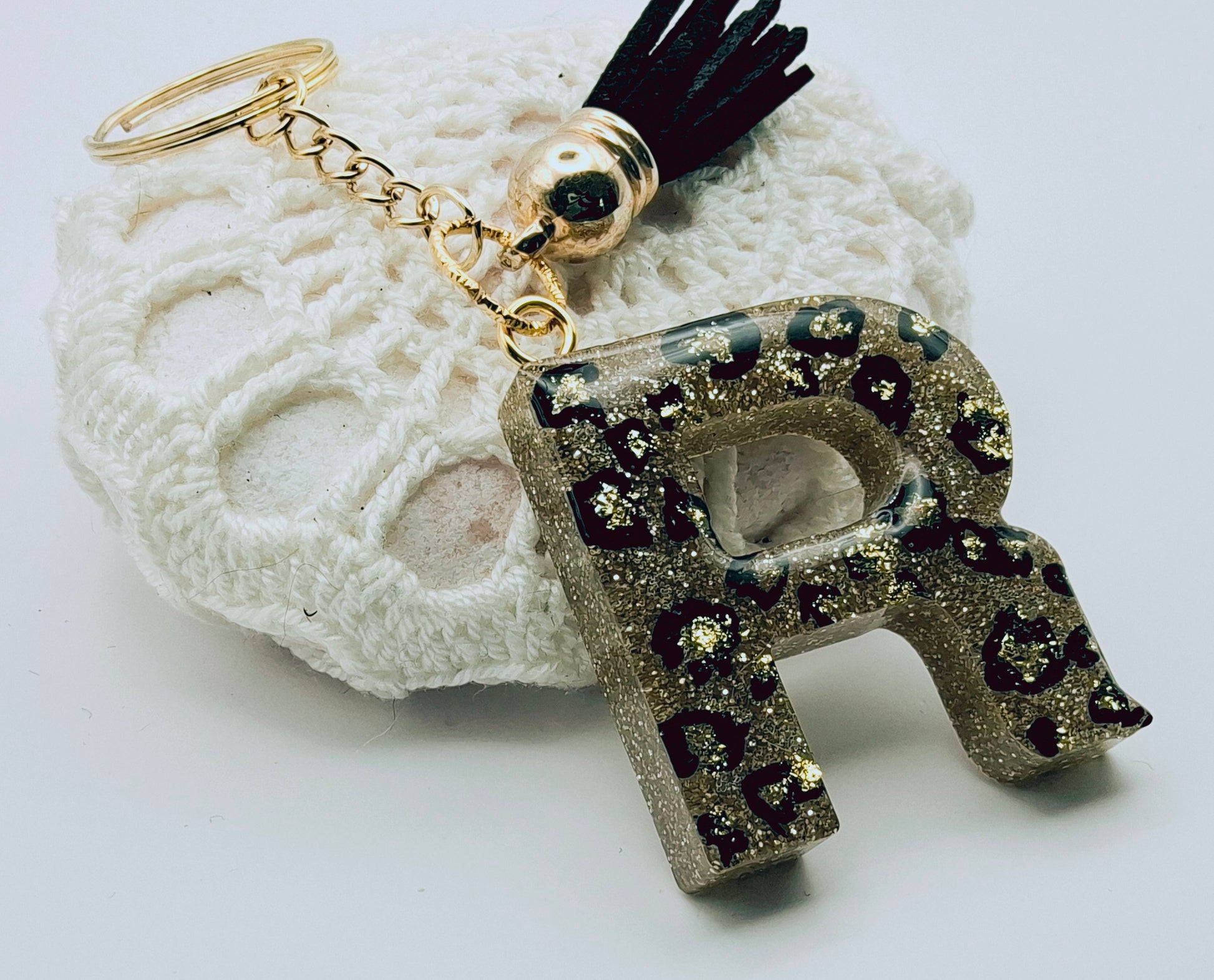 Porte-clés Lettre R en résine époxy. Motif léopard et feuille d'or - PRETTY RESINE