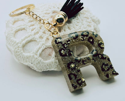 Porte-clés Lettre R en résine époxy. Motif léopard et feuille d'or - PRETTY RESINE