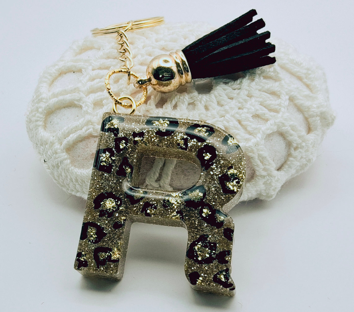 Porte-clés Lettre R en résine époxy. Motif léopard et feuille d'or - PRETTY RESINE