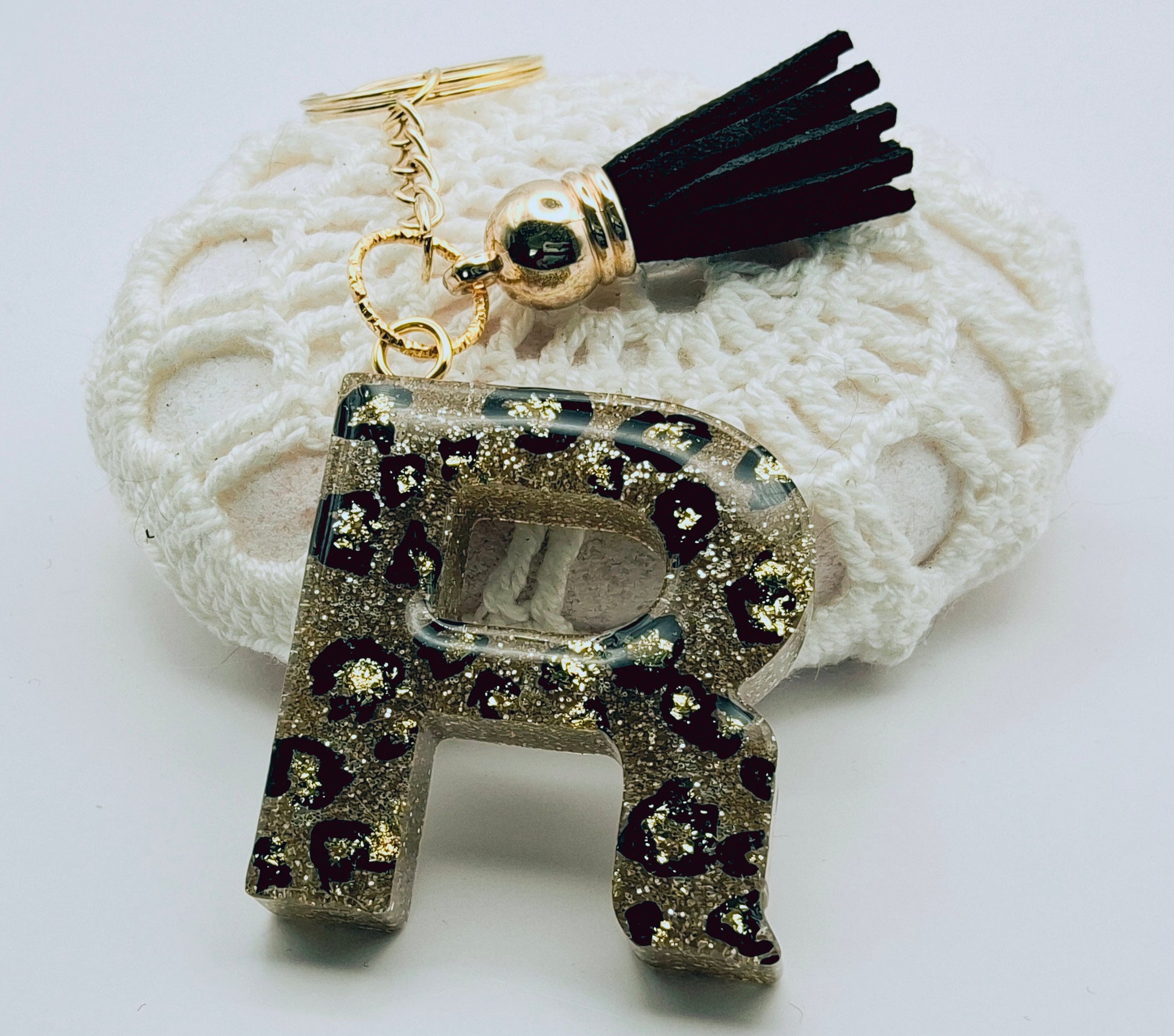 Porte-clés Lettre R en résine époxy. Motif léopard et feuille d'or - PRETTY RESINE