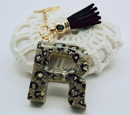 Porte-clés Lettre R en résine époxy. Motif léopard et feuille d'or - PRETTY RESINE