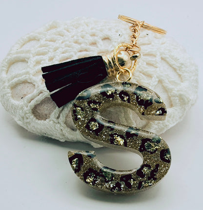 Porte-clés Lettre S en résine époxy. motif léopard et feuille d'or - PRETTY RESINE