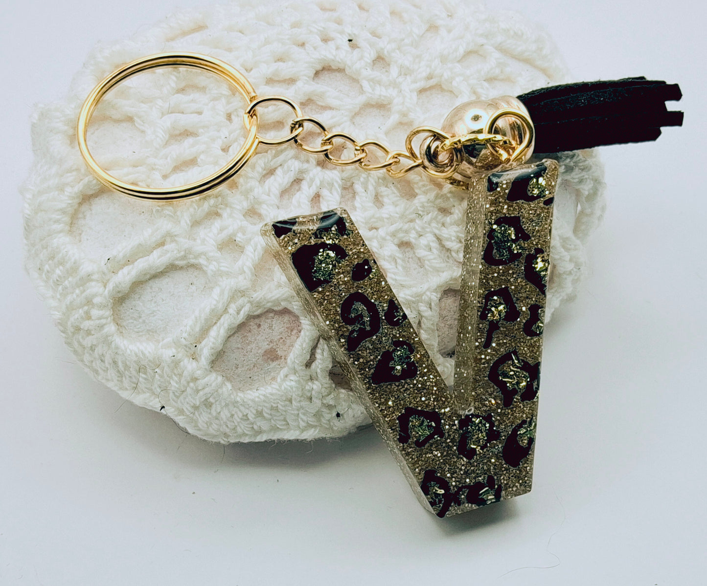 Porte-clés LETTRE V en résine époxy. Motif léopard noir et or - PRETTY RESINE