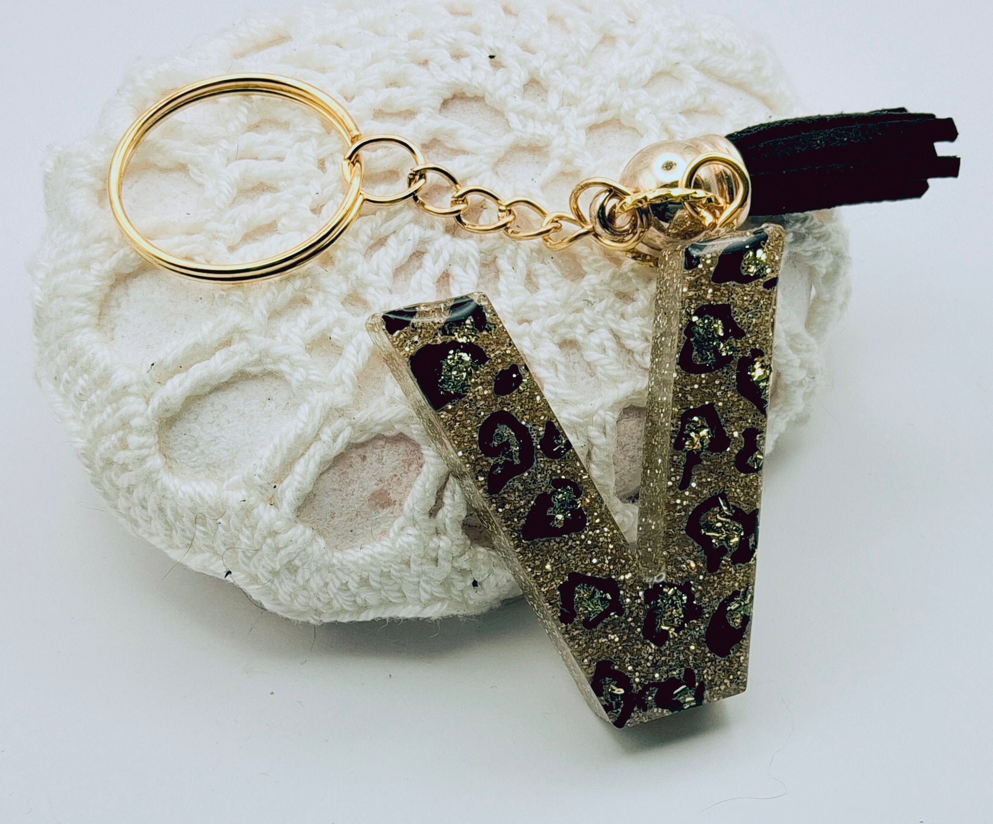 Porte-clés LETTRE V en résine époxy. Motif léopard noir et or - PRETTY RESINE