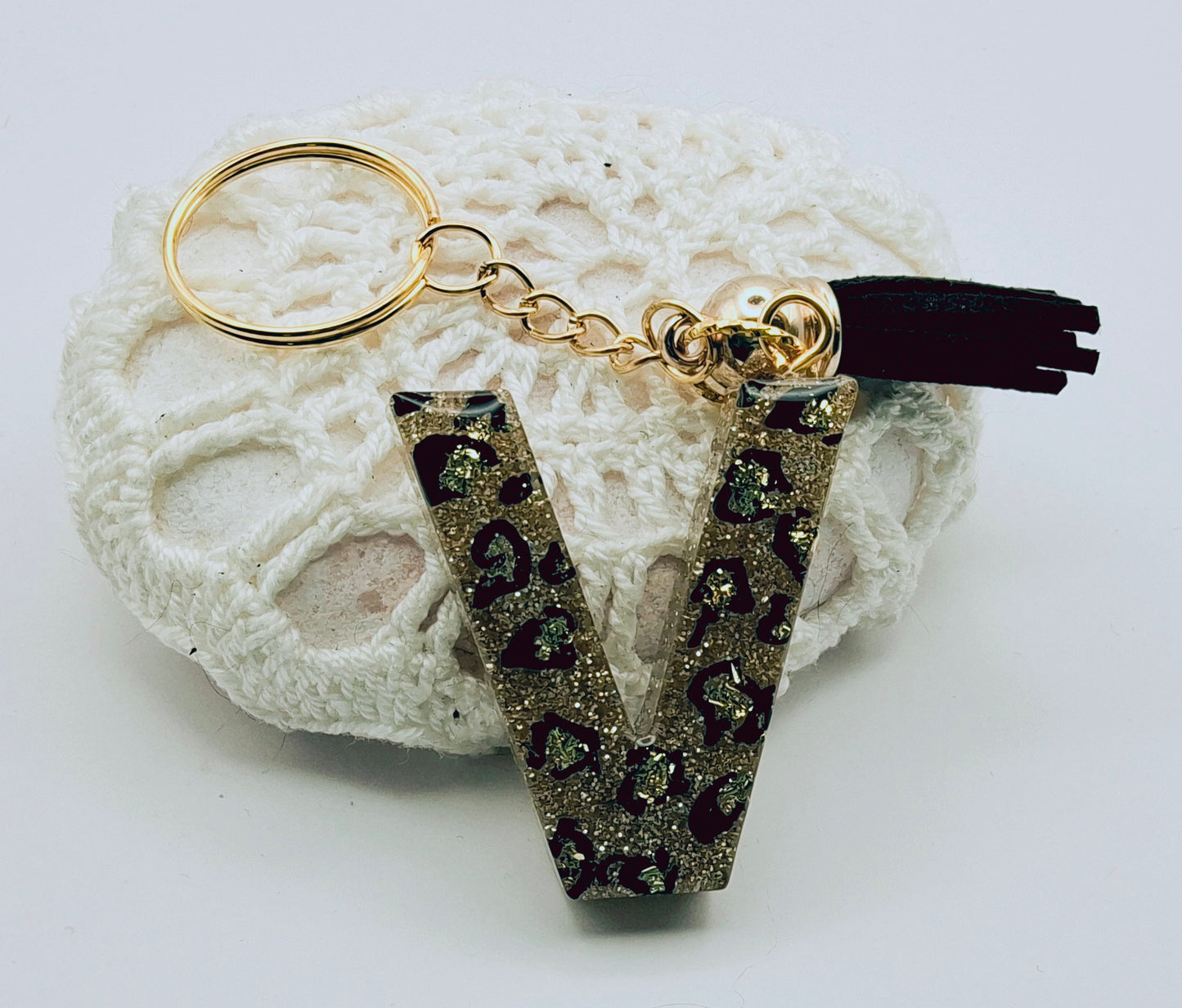 Porte-clés LETTRE V en résine époxy. Motif léopard noir et or - PRETTY RESINE