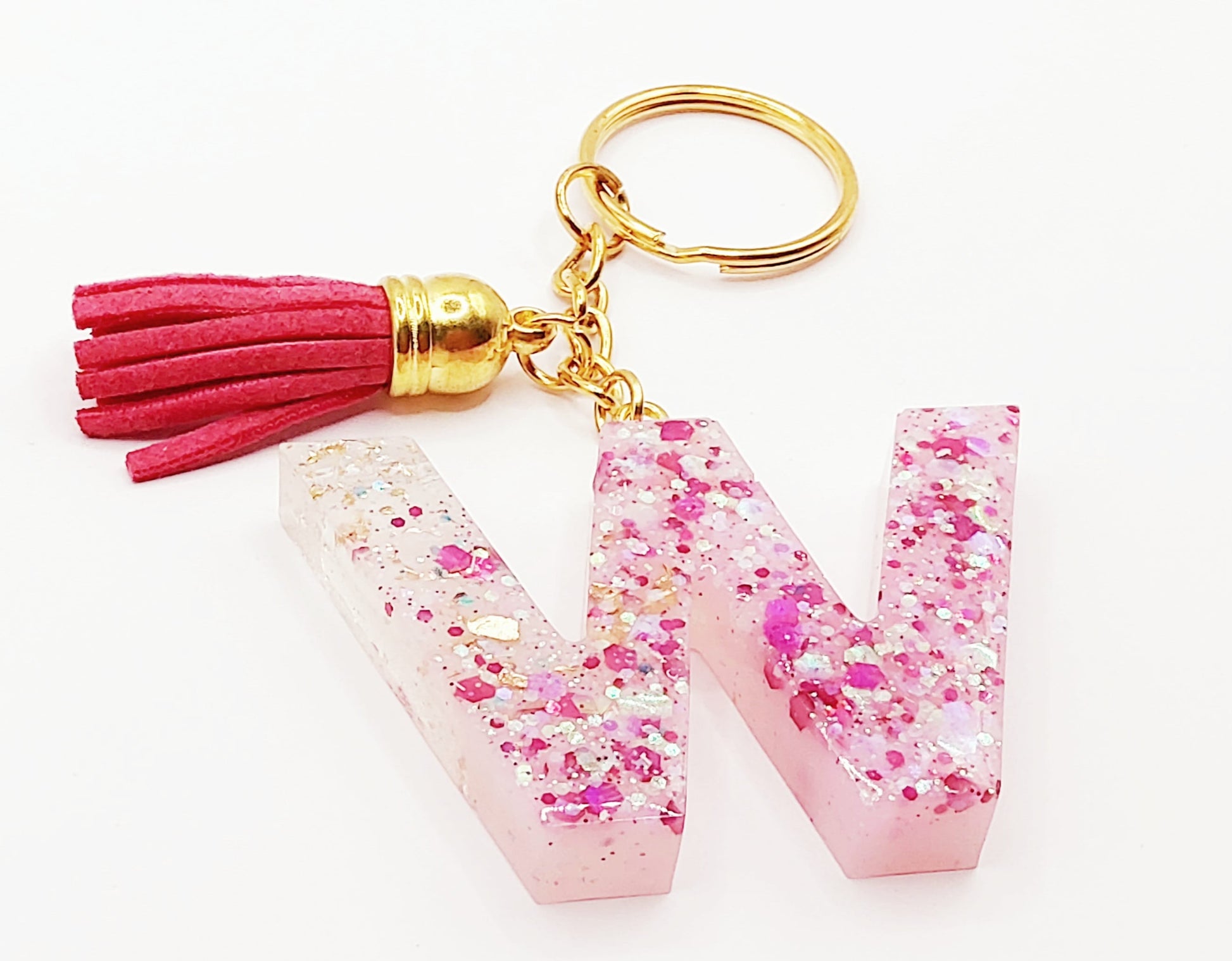 Porte-clés "Lettre W" en résine époxy, paillettes holographiques roses, pompon gland fuchsia, anneau doré.