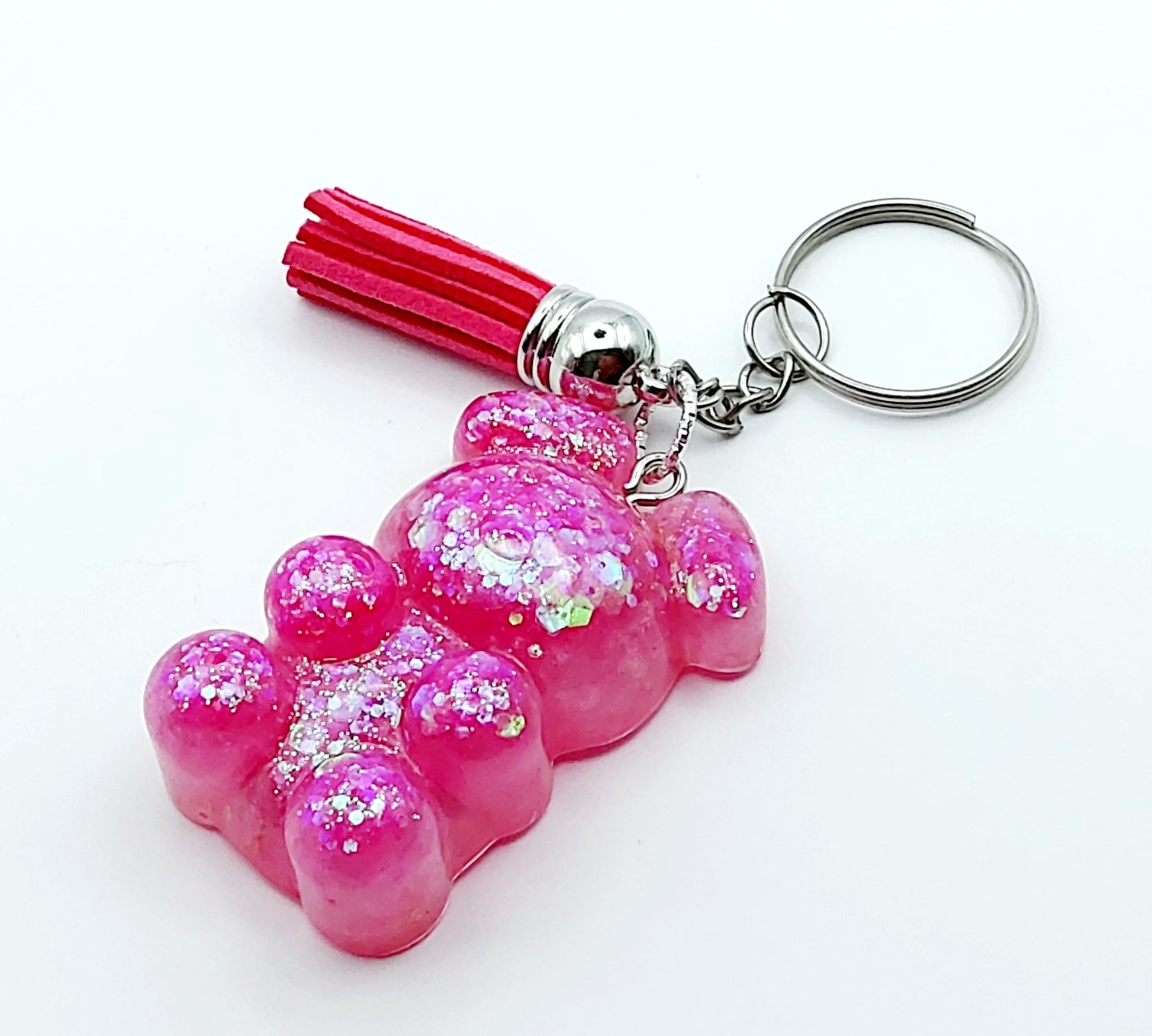 Porte-clés "Ourson debout" en résine époxy, paillettes holographiques roses, pompon gland fuchsia, anneau argenté.