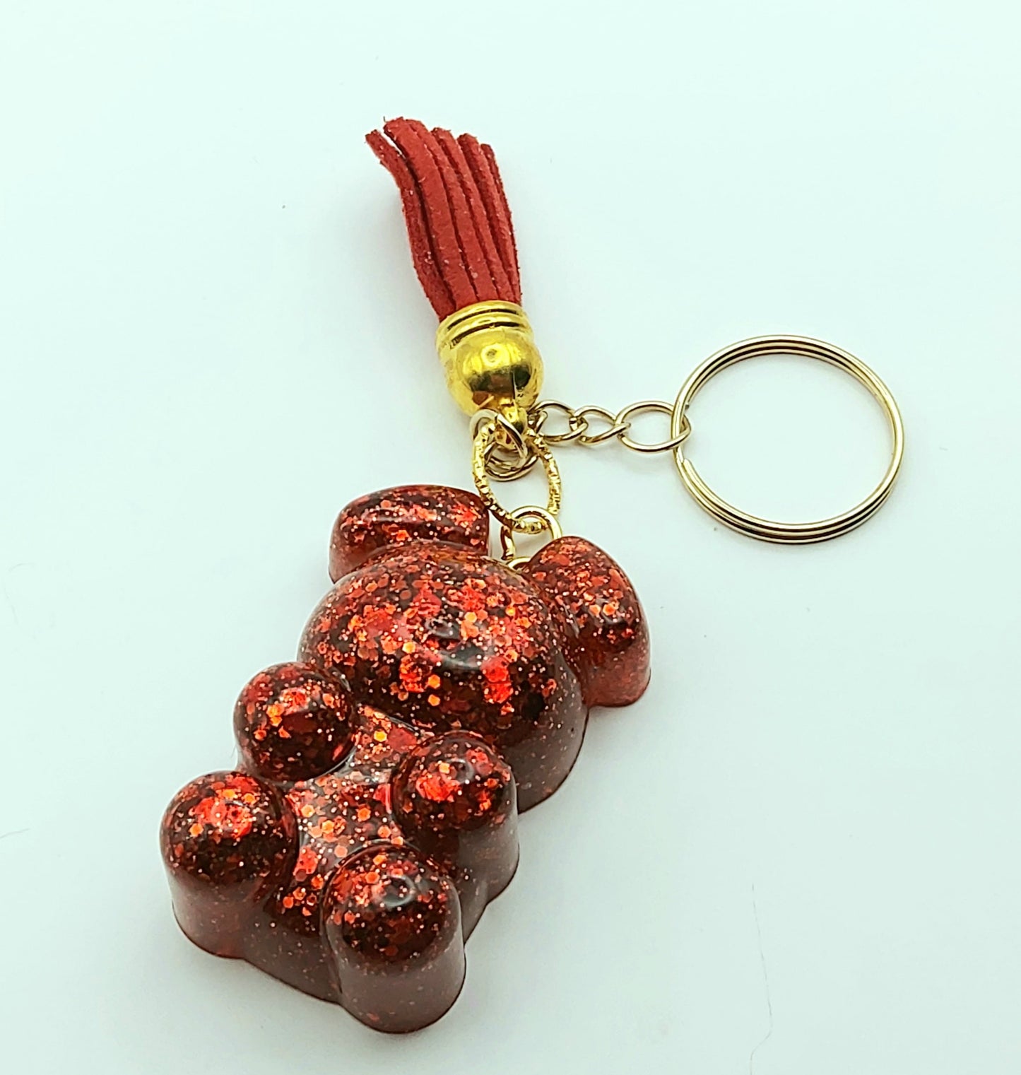 Porte-clés "Ourson debout" en résine époxy, paillettes rouges, pompon gland rouge, anneau doré.