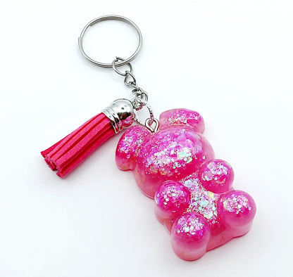 Porte-clés "Ourson debout" en résine époxy, paillettes holographiques roses, pompon gland fuchsia, anneau argenté.