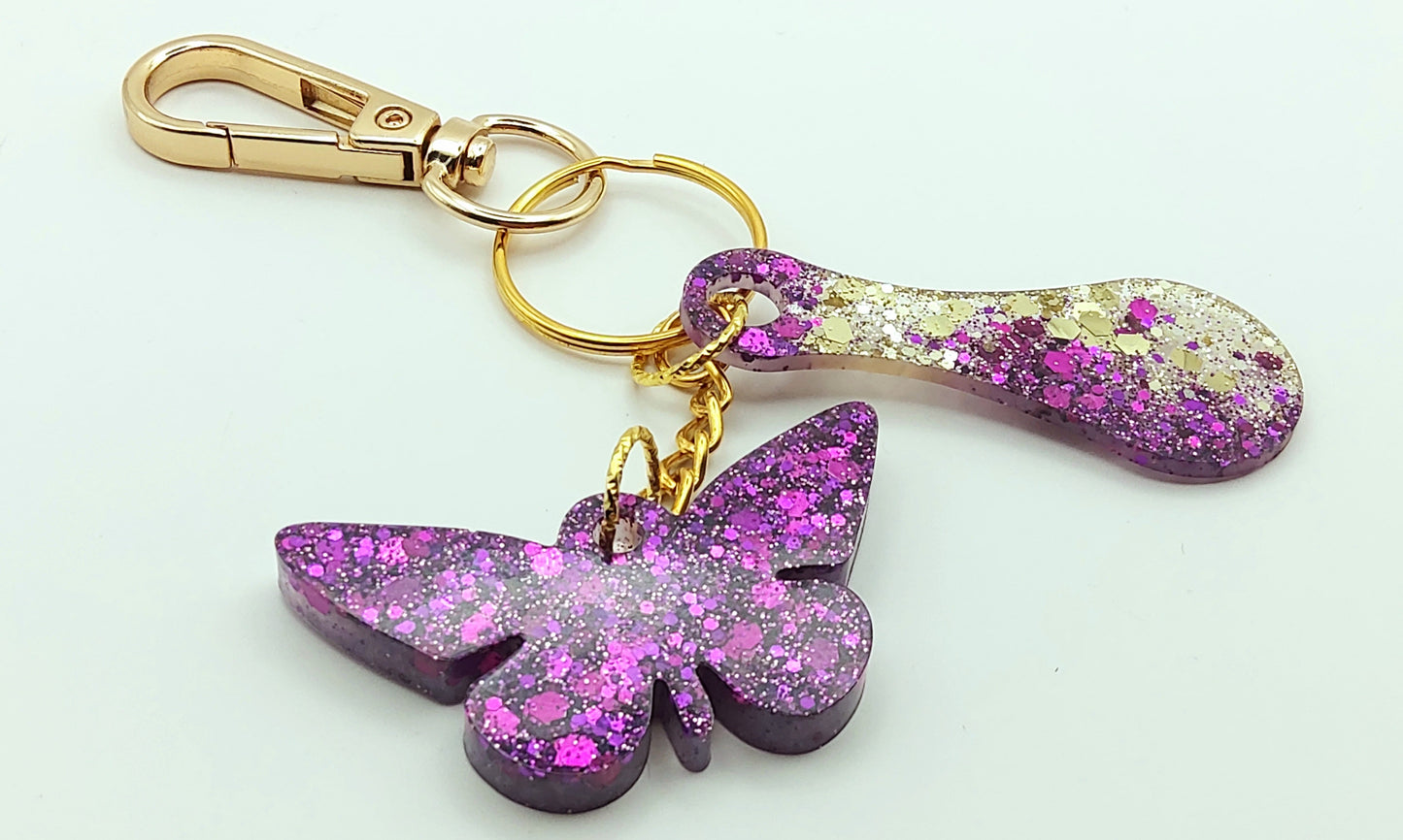 Porte-clés "Papillon et jeton de caddie" en résine époxy, paillettes violettes, anneau et mousqueton  dorés