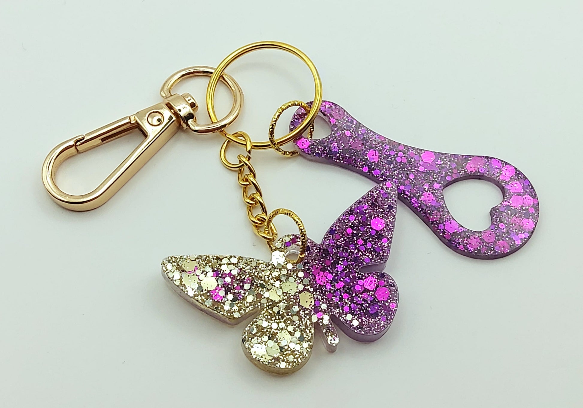 Porte-clés "Papillon et jeton de caddie" en résine époxy, paillettes dorées et violettes