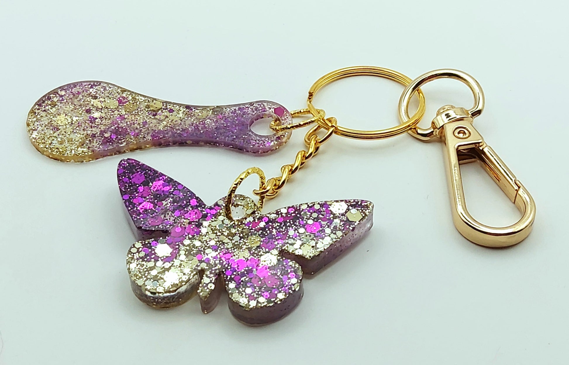 Porte-clés "Papillon et Jeton de caddie" en résine époxy, paillettes violettes et dorées