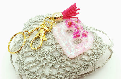 Porte-clés "Petite Lettre B" en résine époxy, Fleurs roses fuchsia et paillettes holographiques blanches, pompon gland rose