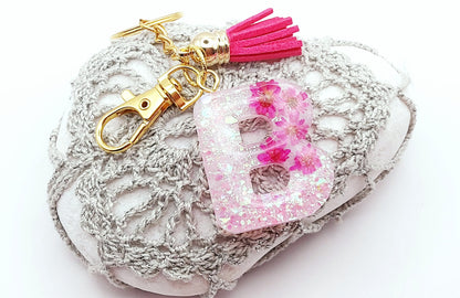 Porte-clés "Petite Lettre B" en résine époxy, Fleurs roses fuchsia et paillettes holographiques blanches