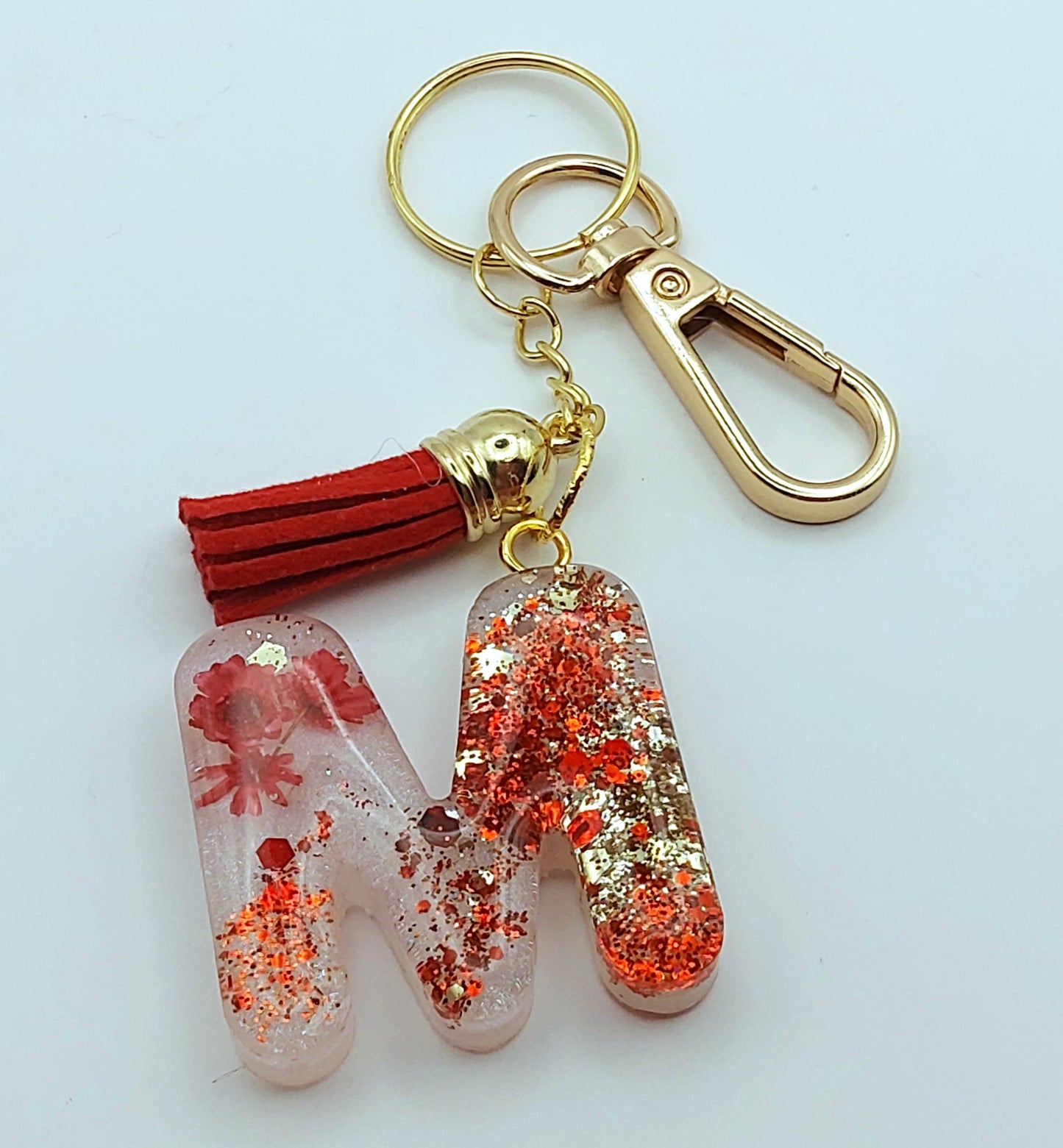 Porte-clés "Petite Lettre M" en résine époxy, fleurs rouges, paillettes rouges et or